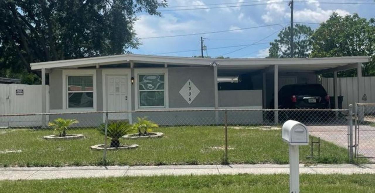 Cheerful Family Close To Everything! * Tampa