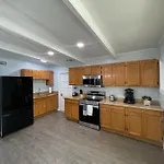 Cheerful Family Home Close To Everything!